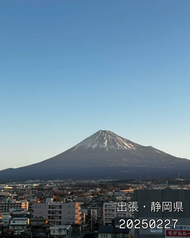 「赤べこ日記」

まる福赤べこ
早朝の
　富士山に
改めて感動🙏

#富士山 #まる福 #赤べこ #日の出